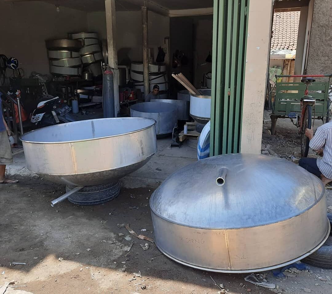 Wajan penggorengan besar stainless steel untuk kebutuhan dapur industri.