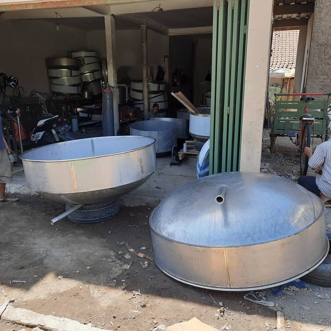 Wajan penggorengan besar stainless steel untuk kebutuhan dapur industri.
