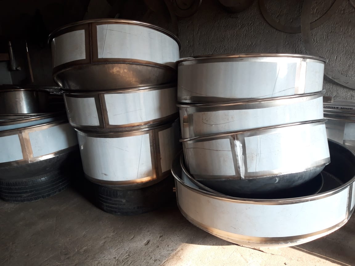 Wajan penggorengan besar stainless steel untuk kebutuhan dapur industri.